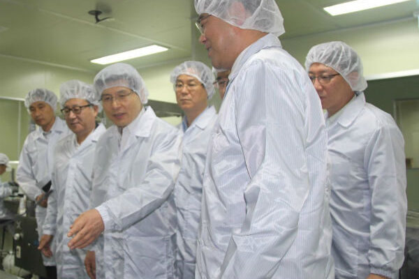 황교안 총리, 충북 유망 중기 ㈜파이온텍 방문